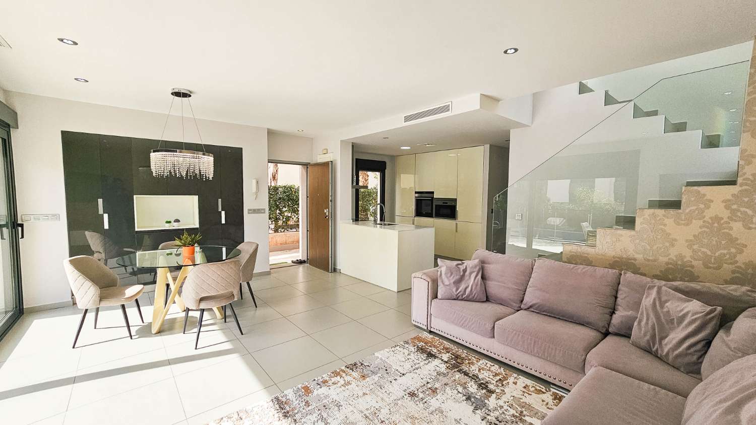 VILLA CONTEMPORÁNEA CON PISCINA PRIVADA, SOLÁRIUM Y MÁXIMO CONFORT EN ENTORNO RESIDENCIAL EXCLUSIVO