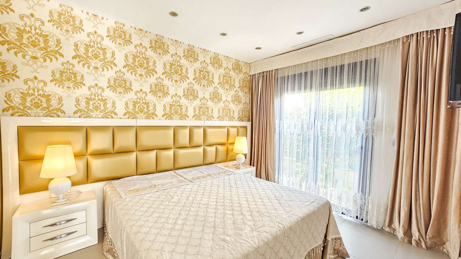 VILLA CONTEMPORÁNEA CON PISCINA PRIVADA, SOLÁRIUM Y MÁXIMO CONFORT EN ENTORNO RESIDENCIAL EXCLUSIVO