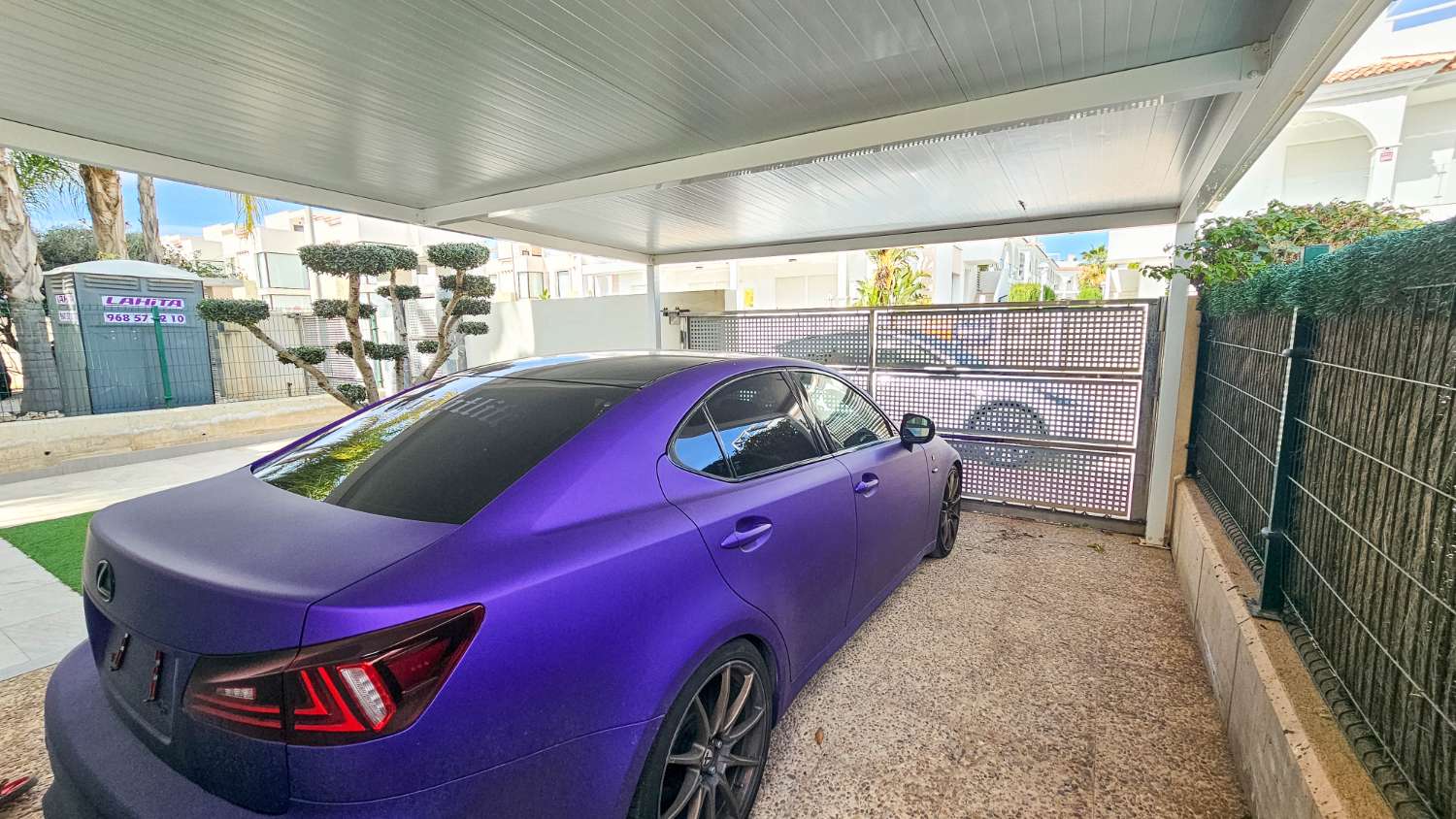 VILLA CONTEMPORÁNEA CON PISCINA PRIVADA, SOLÁRIUM Y MÁXIMO CONFORT EN ENTORNO RESIDENCIAL EXCLUSIVO