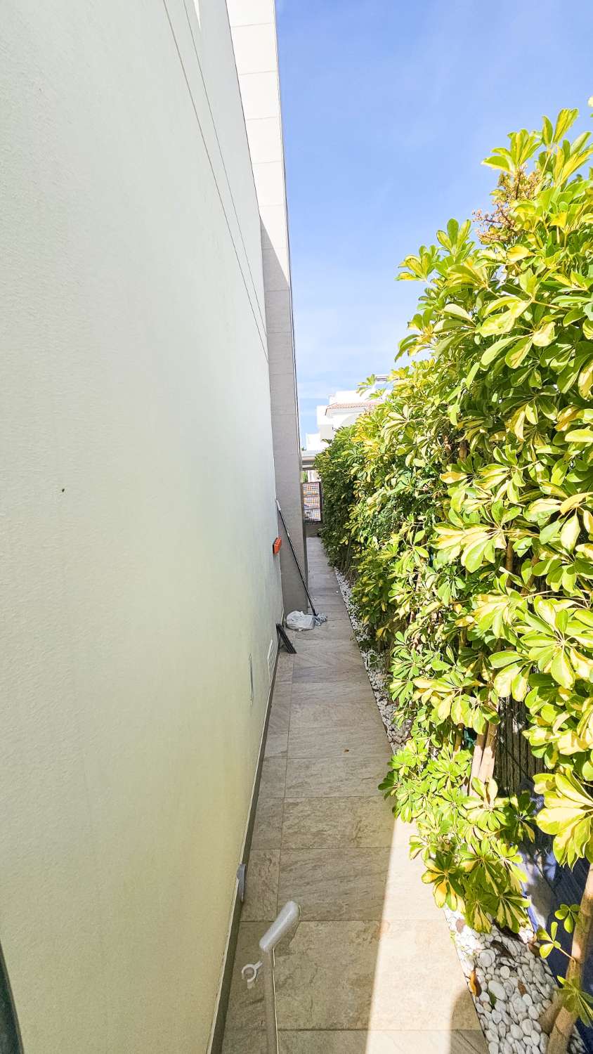 VILLA CONTEMPORÁNEA CON PISCINA PRIVADA, SOLÁRIUM Y MÁXIMO CONFORT EN ENTORNO RESIDENCIAL EXCLUSIVO