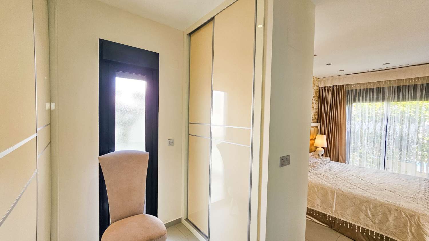 VILLA CONTEMPORÁNEA CON PISCINA PRIVADA, SOLÁRIUM Y MÁXIMO CONFORT EN ENTORNO RESIDENCIAL EXCLUSIVO