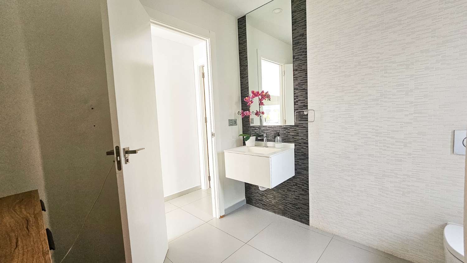 VILLA CONTEMPORÁNEA CON PISCINA PRIVADA, SOLÁRIUM Y MÁXIMO CONFORT EN ENTORNO RESIDENCIAL EXCLUSIVO