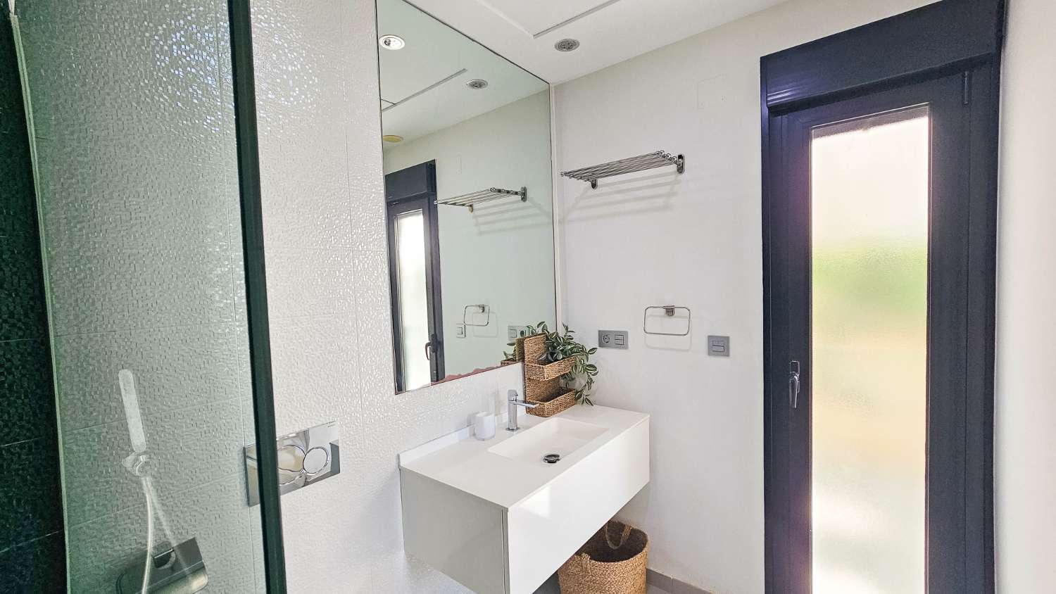 VILLA CONTEMPORÁNEA CON PISCINA PRIVADA, SOLÁRIUM Y MÁXIMO CONFORT EN ENTORNO RESIDENCIAL EXCLUSIVO