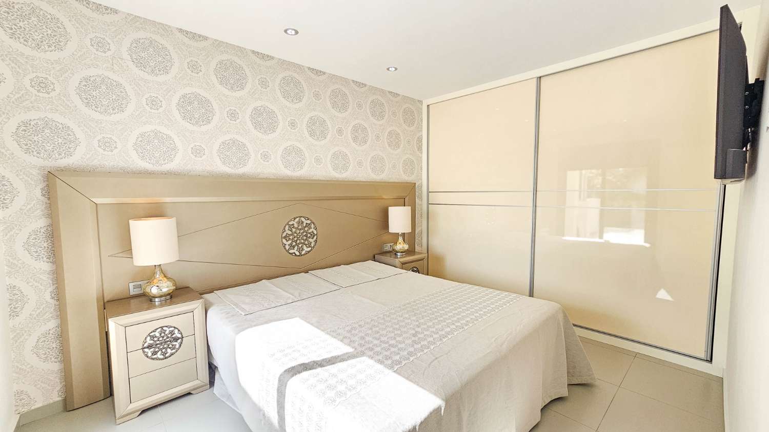 VILLA CONTEMPORÁNEA CON PISCINA PRIVADA, SOLÁRIUM Y MÁXIMO CONFORT EN ENTORNO RESIDENCIAL EXCLUSIVO