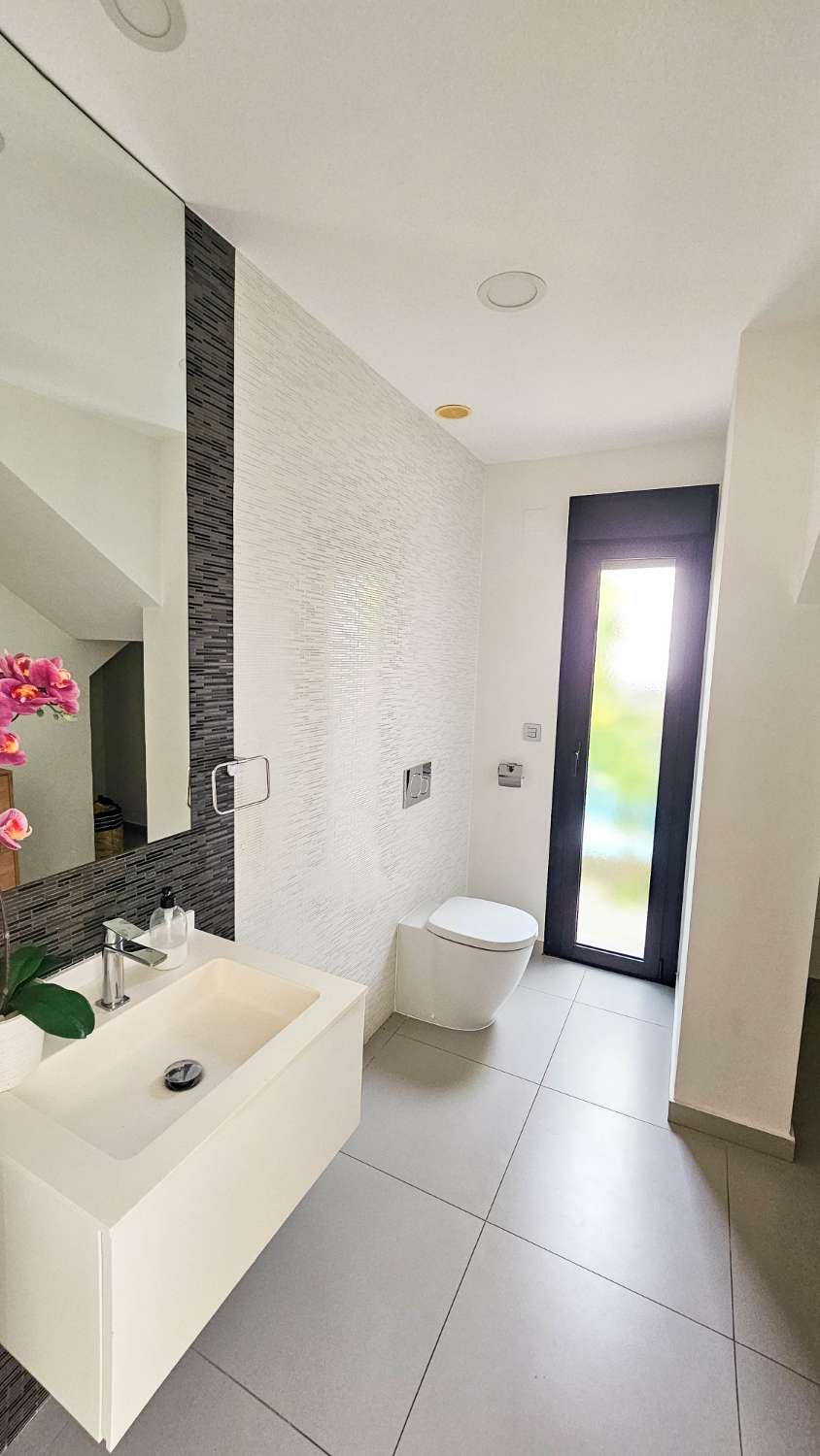 VILLA CONTEMPORÁNEA CON PISCINA PRIVADA, SOLÁRIUM Y MÁXIMO CONFORT EN ENTORNO RESIDENCIAL EXCLUSIVO