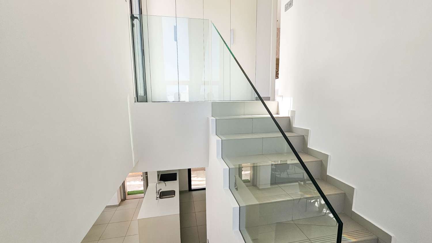 VILLA CONTEMPORÁNEA CON PISCINA PRIVADA, SOLÁRIUM Y MÁXIMO CONFORT EN ENTORNO RESIDENCIAL EXCLUSIVO