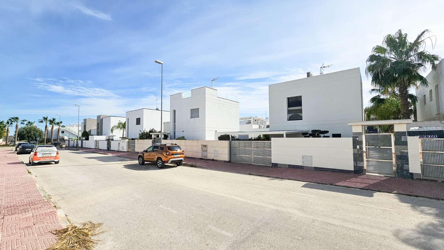 VILLA CONTEMPORÁNEA CON PISCINA PRIVADA, SOLÁRIUM Y MÁXIMO CONFORT EN ENTORNO RESIDENCIAL EXCLUSIVO