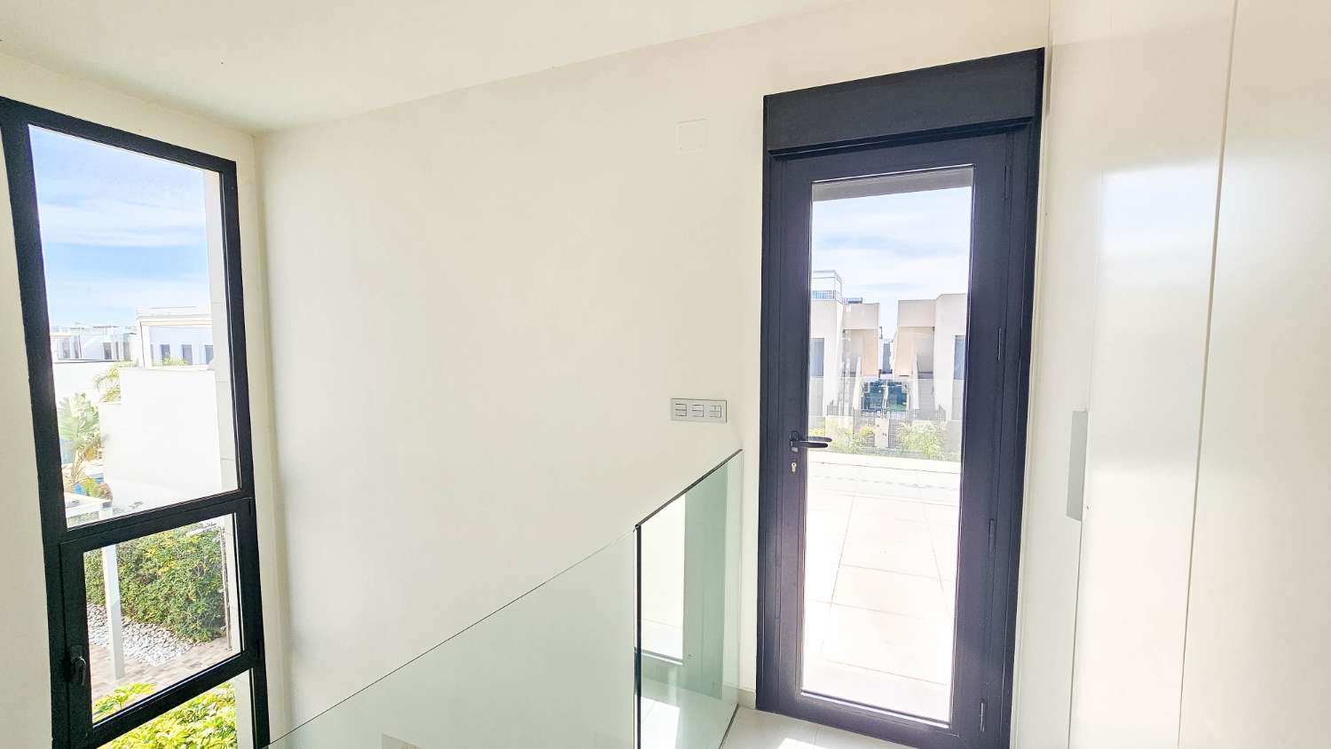 VILLA CONTEMPORÁNEA CON PISCINA PRIVADA, SOLÁRIUM Y MÁXIMO CONFORT EN ENTORNO RESIDENCIAL EXCLUSIVO