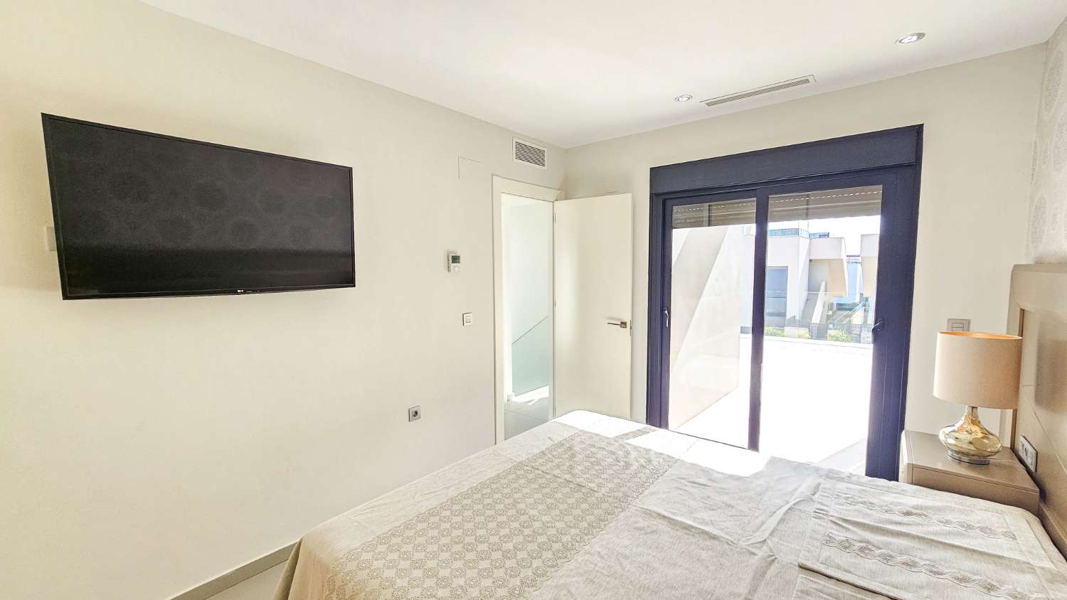 VILLA CONTEMPORÁNEA CON PISCINA PRIVADA, SOLÁRIUM Y MÁXIMO CONFORT EN ENTORNO RESIDENCIAL EXCLUSIVO