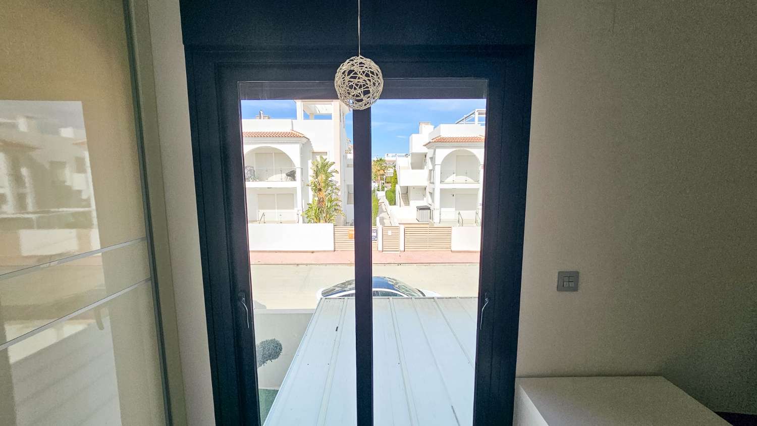 VILLA CONTEMPORÁNEA CON PISCINA PRIVADA, SOLÁRIUM Y MÁXIMO CONFORT EN ENTORNO RESIDENCIAL EXCLUSIVO