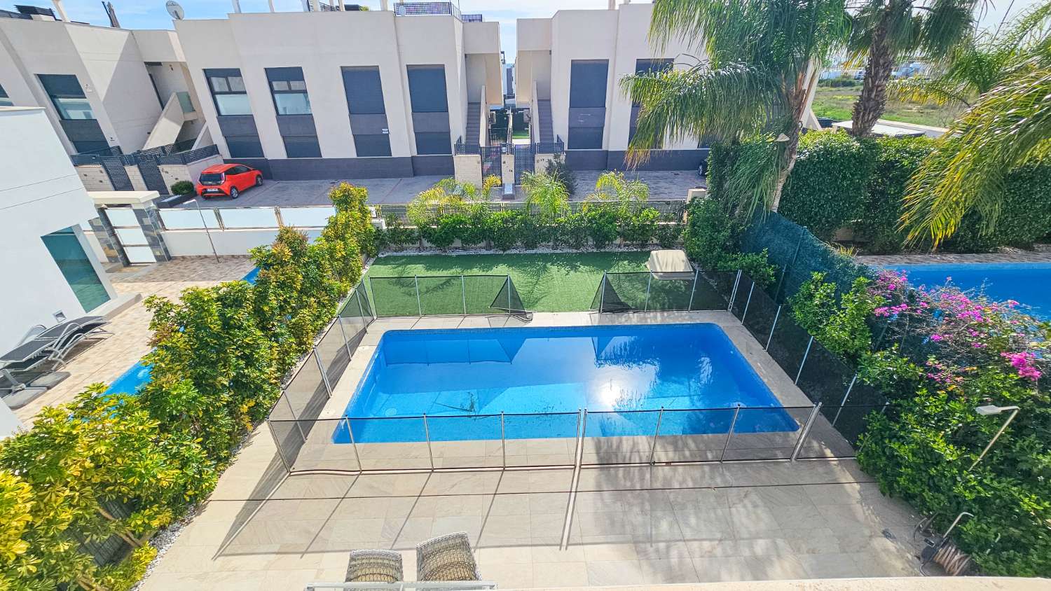 VILLA CONTEMPORÁNEA CON PISCINA PRIVADA, SOLÁRIUM Y MÁXIMO CONFORT EN ENTORNO RESIDENCIAL EXCLUSIVO