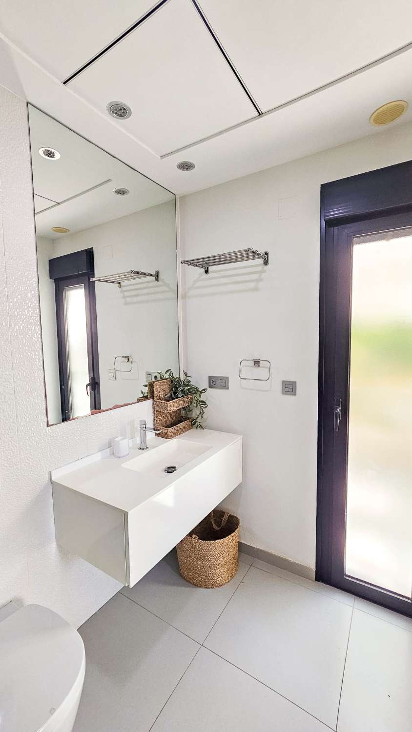 VILLA CONTEMPORÁNEA CON PISCINA PRIVADA, SOLÁRIUM Y MÁXIMO CONFORT EN ENTORNO RESIDENCIAL EXCLUSIVO