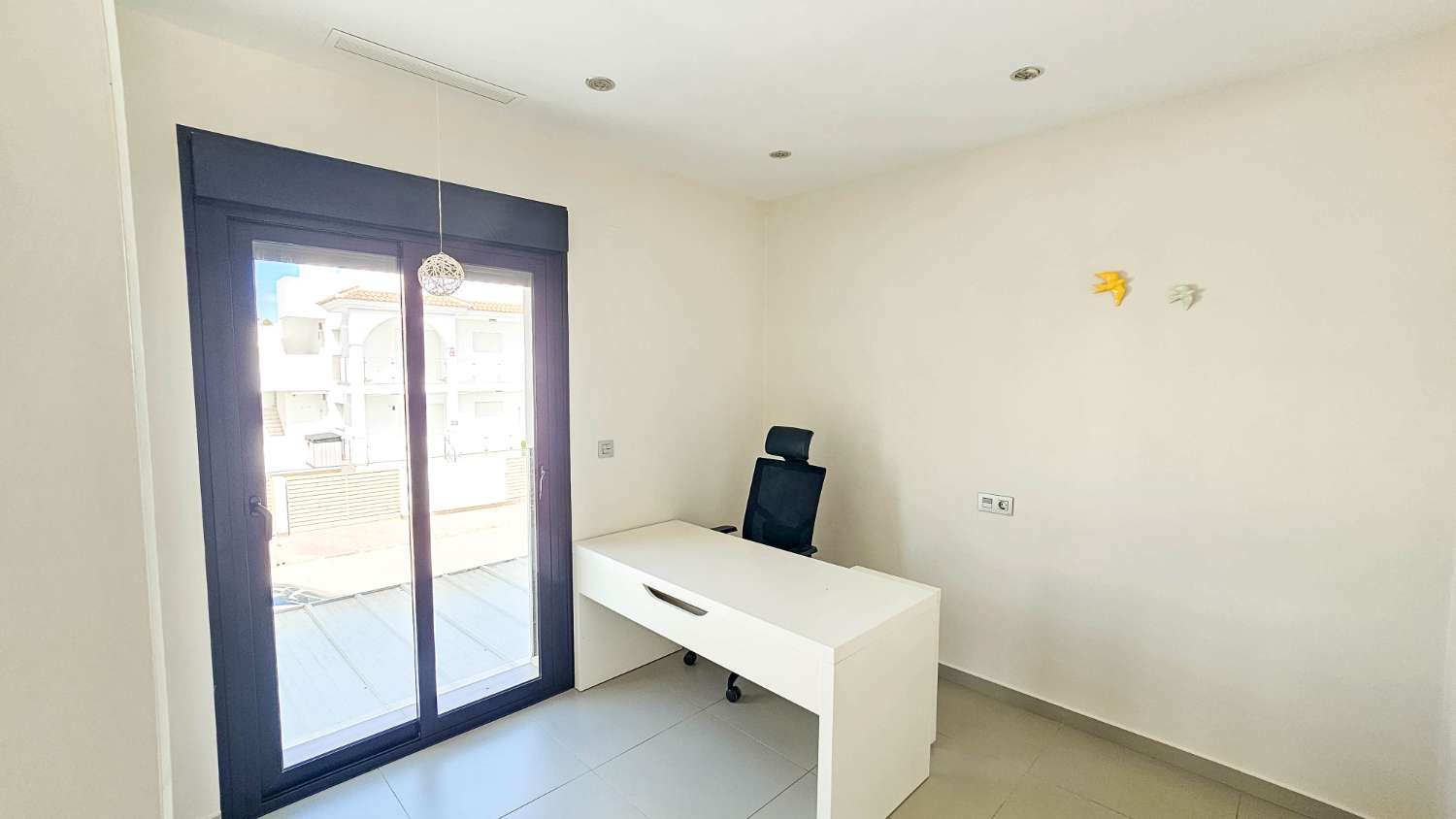 VILLA CONTEMPORÁNEA CON PISCINA PRIVADA, SOLÁRIUM Y MÁXIMO CONFORT EN ENTORNO RESIDENCIAL EXCLUSIVO