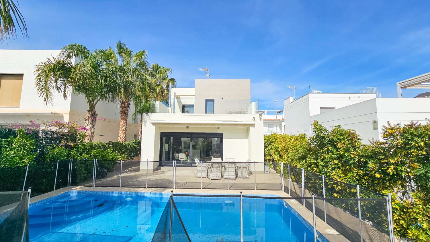 VILLA CONTEMPORÁNEA CON PISCINA PRIVADA, SOLÁRIUM Y MÁXIMO CONFORT EN ENTORNO RESIDENCIAL EXCLUSIVO