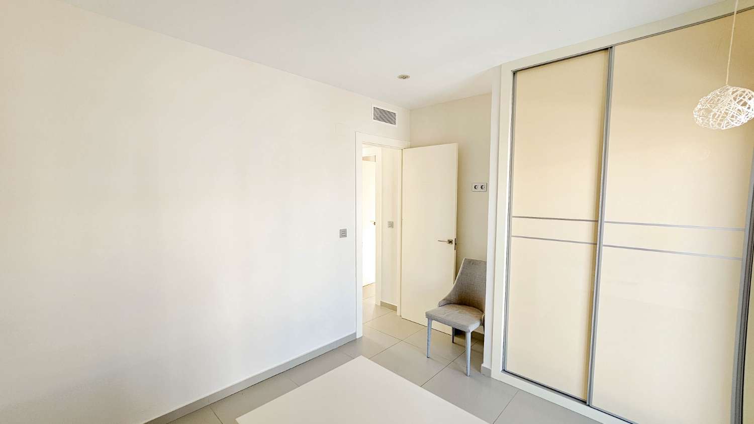 VILLA CONTEMPORÁNEA CON PISCINA PRIVADA, SOLÁRIUM Y MÁXIMO CONFORT EN ENTORNO RESIDENCIAL EXCLUSIVO