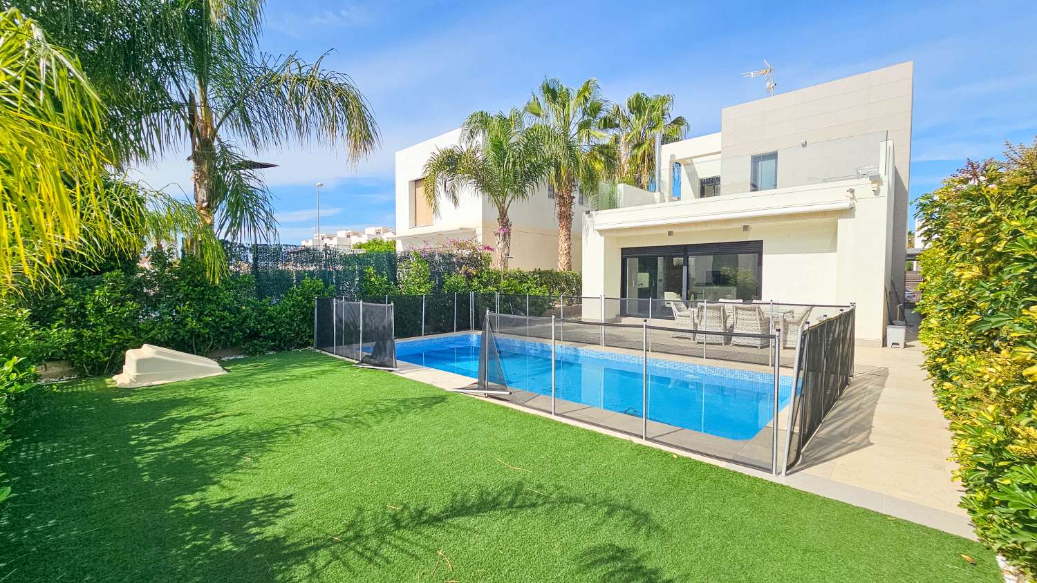 VILLA CONTEMPORÁNEA CON PISCINA PRIVADA, SOLÁRIUM Y MÁXIMO CONFORT EN ENTORNO RESIDENCIAL EXCLUSIVO