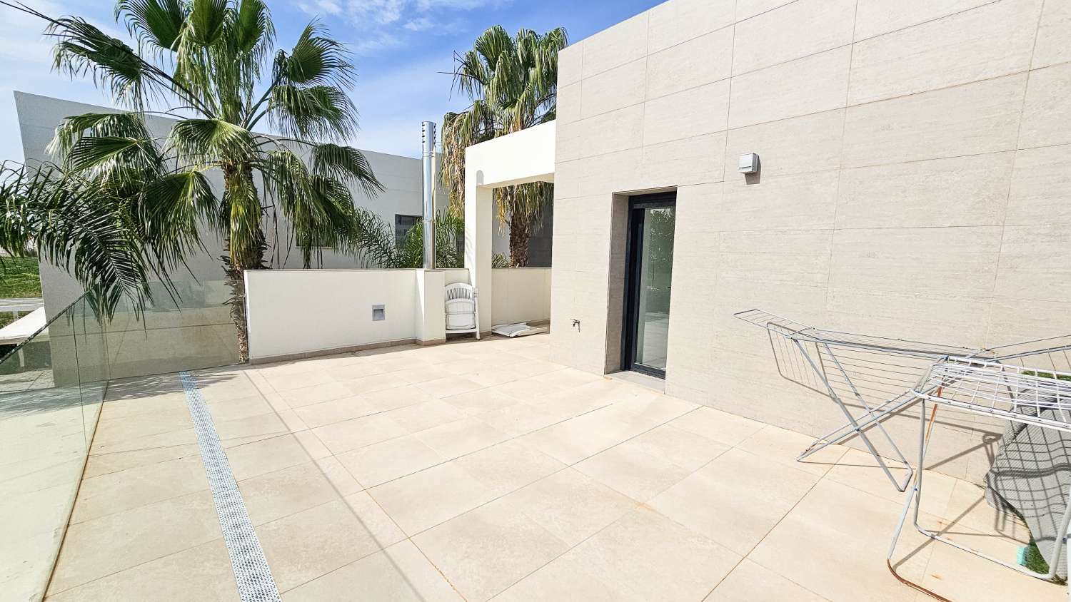 VILLA CONTEMPORÁNEA CON PISCINA PRIVADA, SOLÁRIUM Y MÁXIMO CONFORT EN ENTORNO RESIDENCIAL EXCLUSIVO