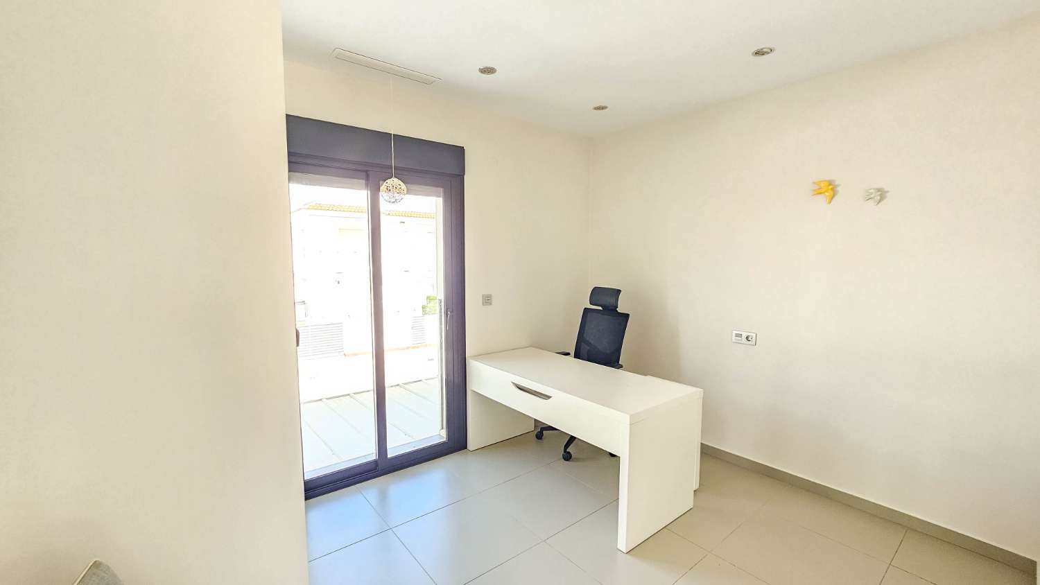 VILLA CONTEMPORÁNEA CON PISCINA PRIVADA, SOLÁRIUM Y MÁXIMO CONFORT EN ENTORNO RESIDENCIAL EXCLUSIVO