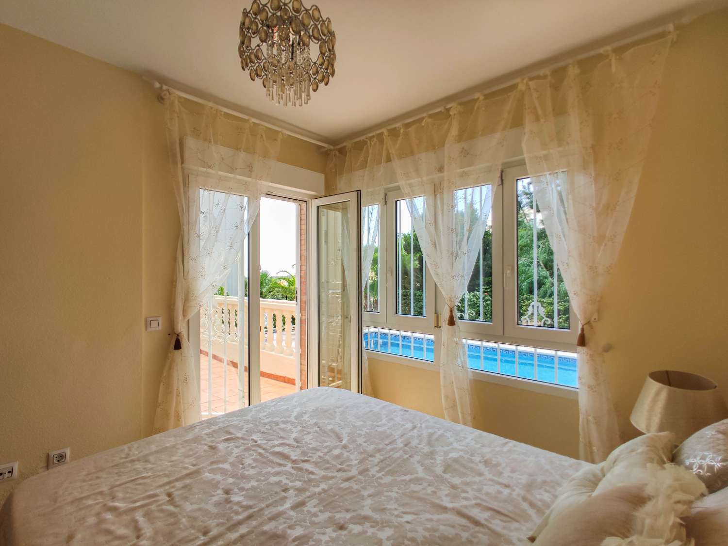 VILLA CON PISCINA Y VISTAS AL MAR EN LAS RAMBLAS, ORIHUELA COSTA