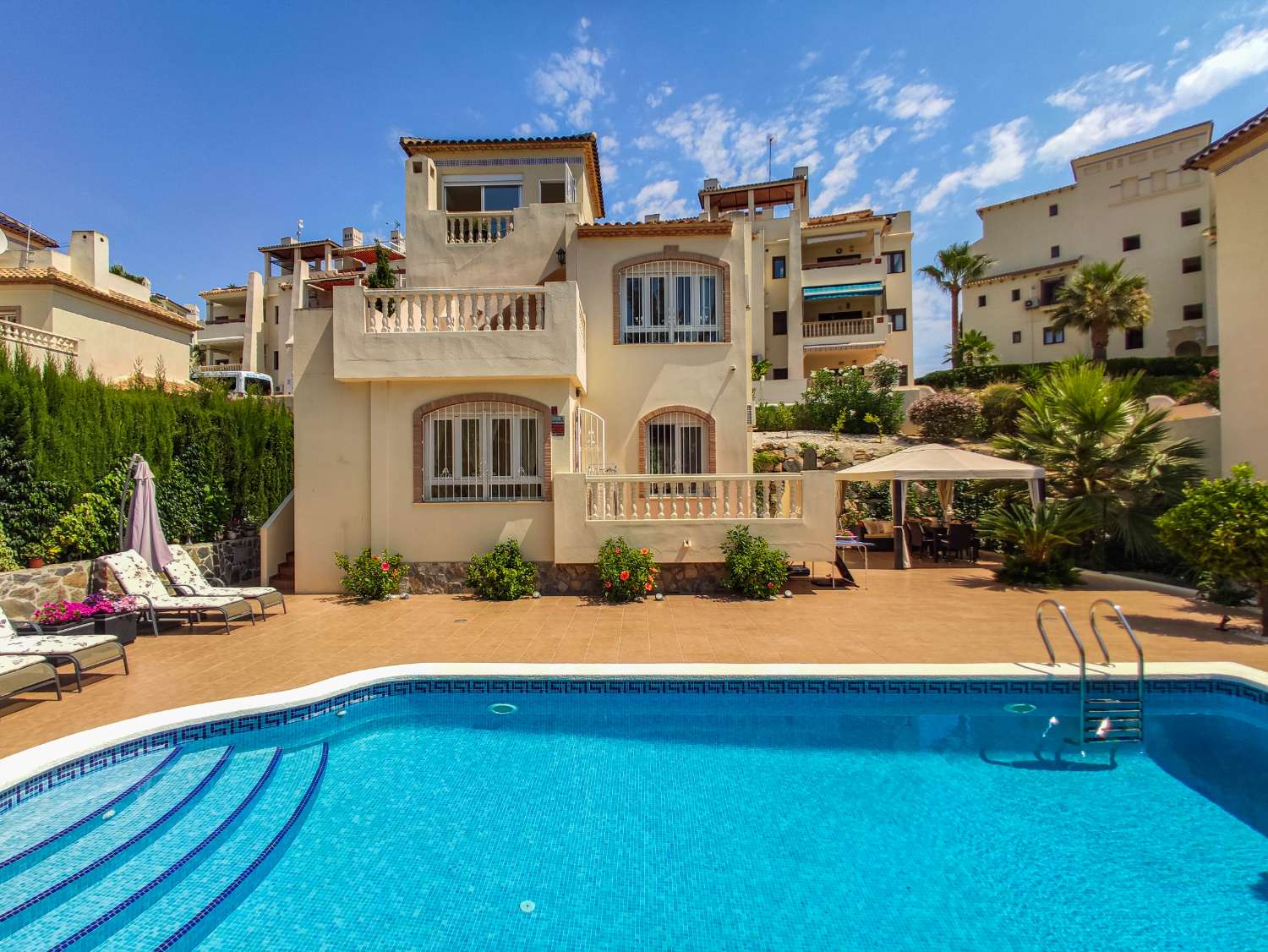 VILLA CON PISCINA Y VISTAS AL MAR EN LAS RAMBLAS, ORIHUELA COSTA