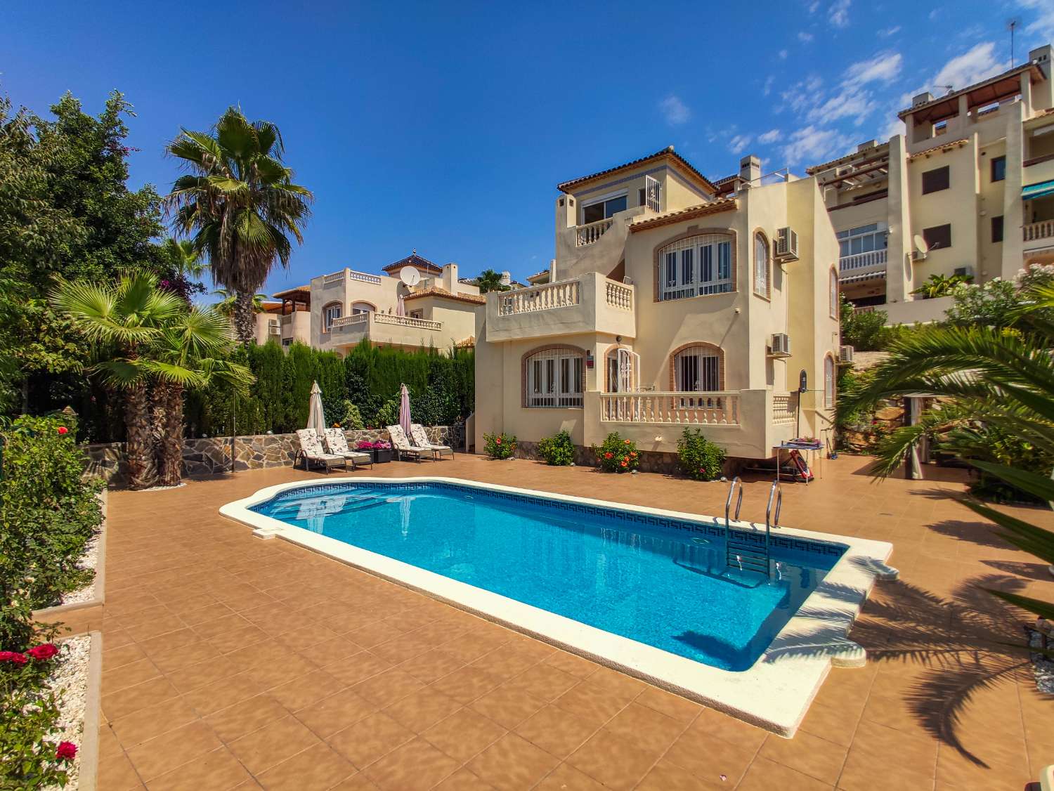 VILLA CON PISCINA Y VISTAS AL MAR EN LAS RAMBLAS, ORIHUELA COSTA