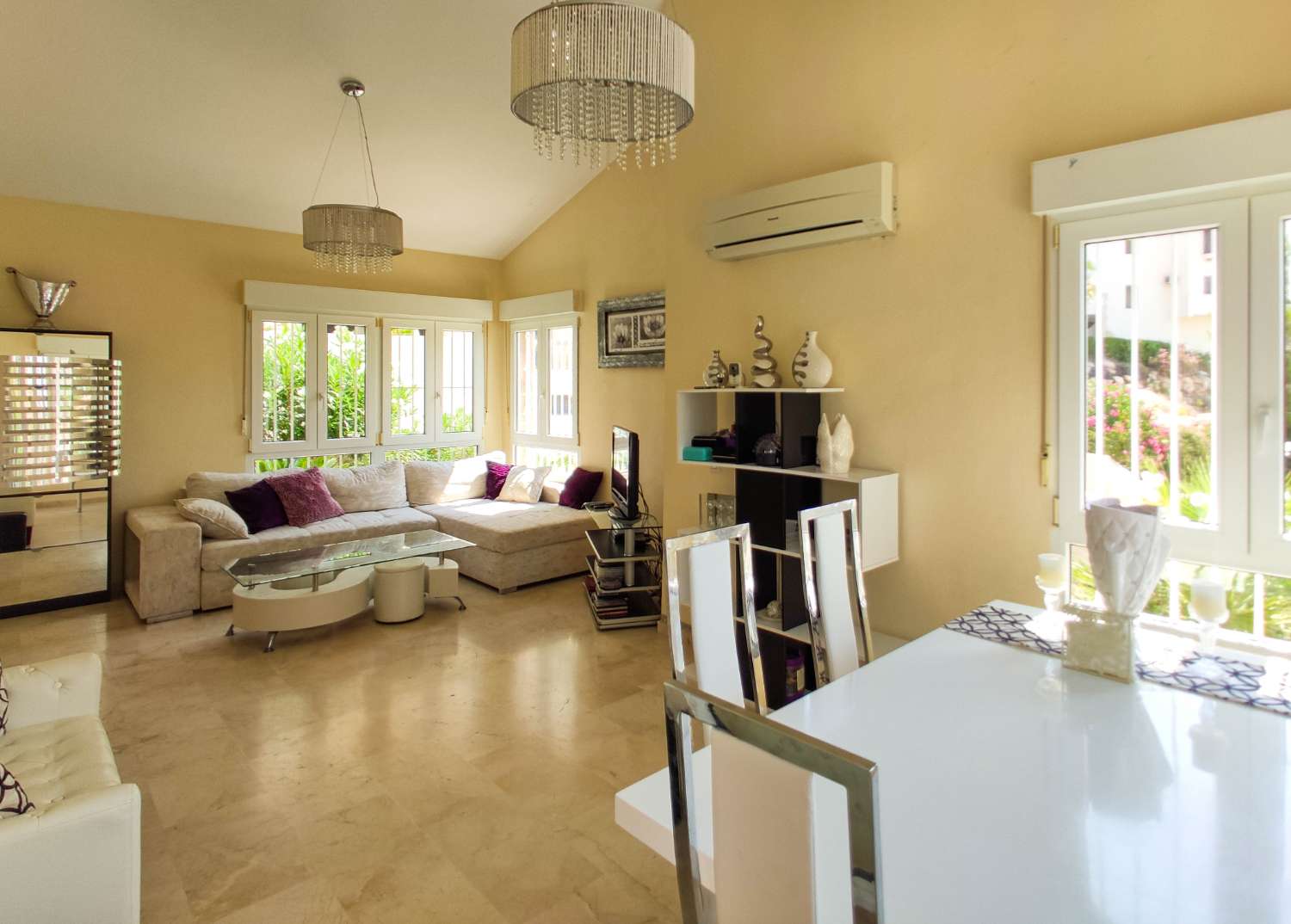 VILLA CON PISCINA Y VISTAS AL MAR EN LAS RAMBLAS, ORIHUELA COSTA