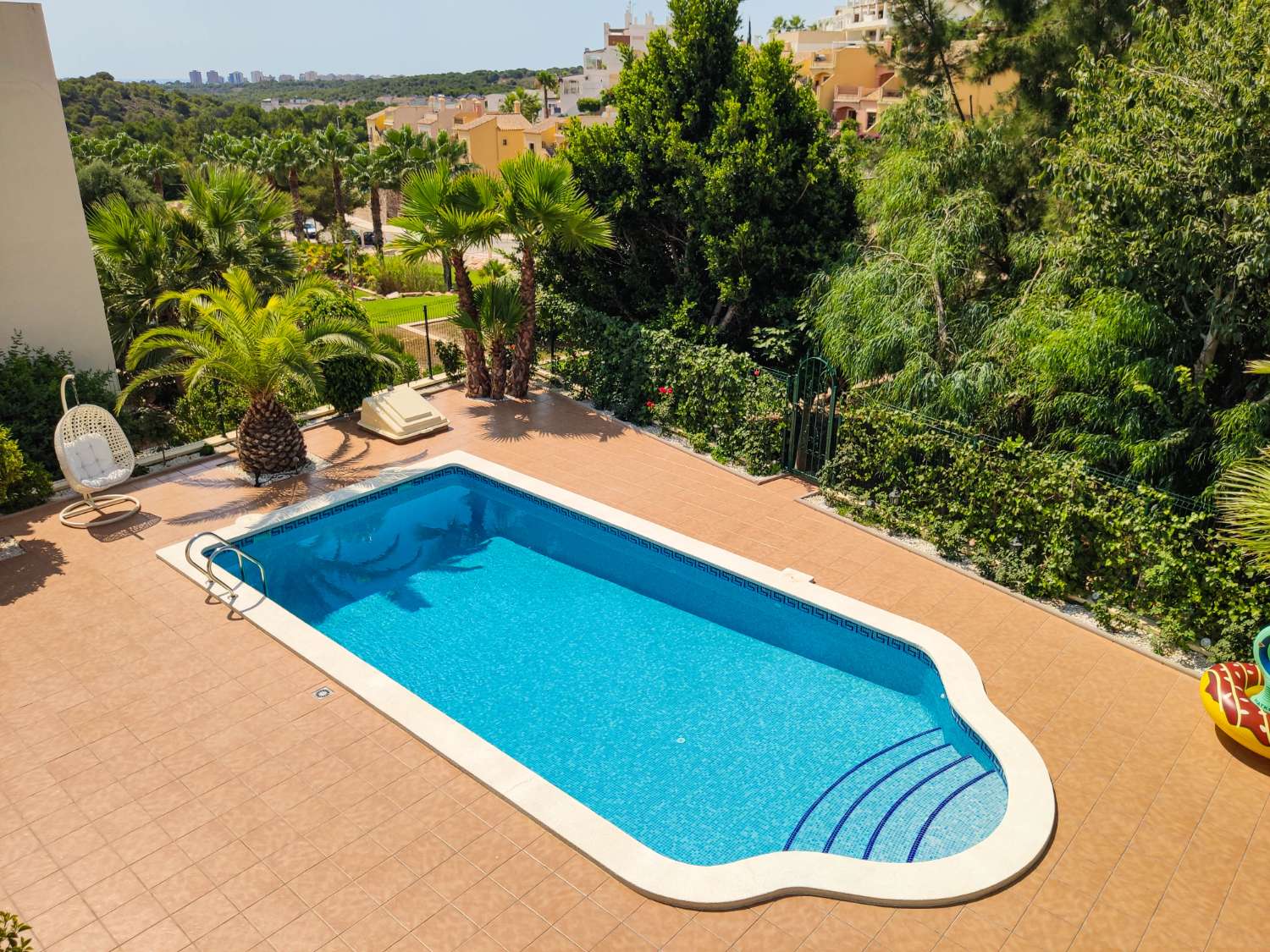 VILLA CON PISCINA Y VISTAS AL MAR EN LAS RAMBLAS, ORIHUELA COSTA