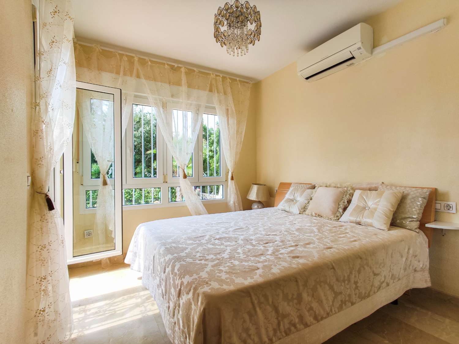 VILLA CON PISCINA Y VISTAS AL MAR EN LAS RAMBLAS, ORIHUELA COSTA