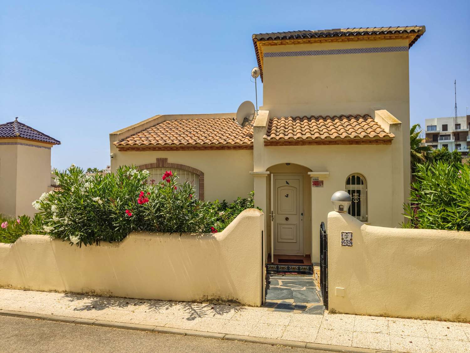 VILLA CON PISCINA Y VISTAS AL MAR EN LAS RAMBLAS, ORIHUELA COSTA