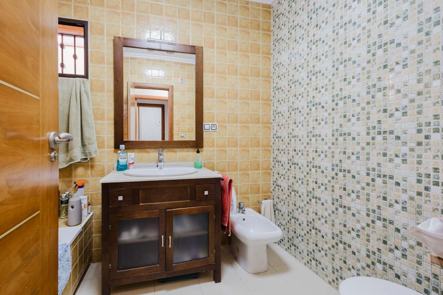 CHALET INDEPENDIENTE CON SOLÁRIUM Y PISCINA EN TORREVIEJA – LISTO PARA ENTRAR A VIVIR