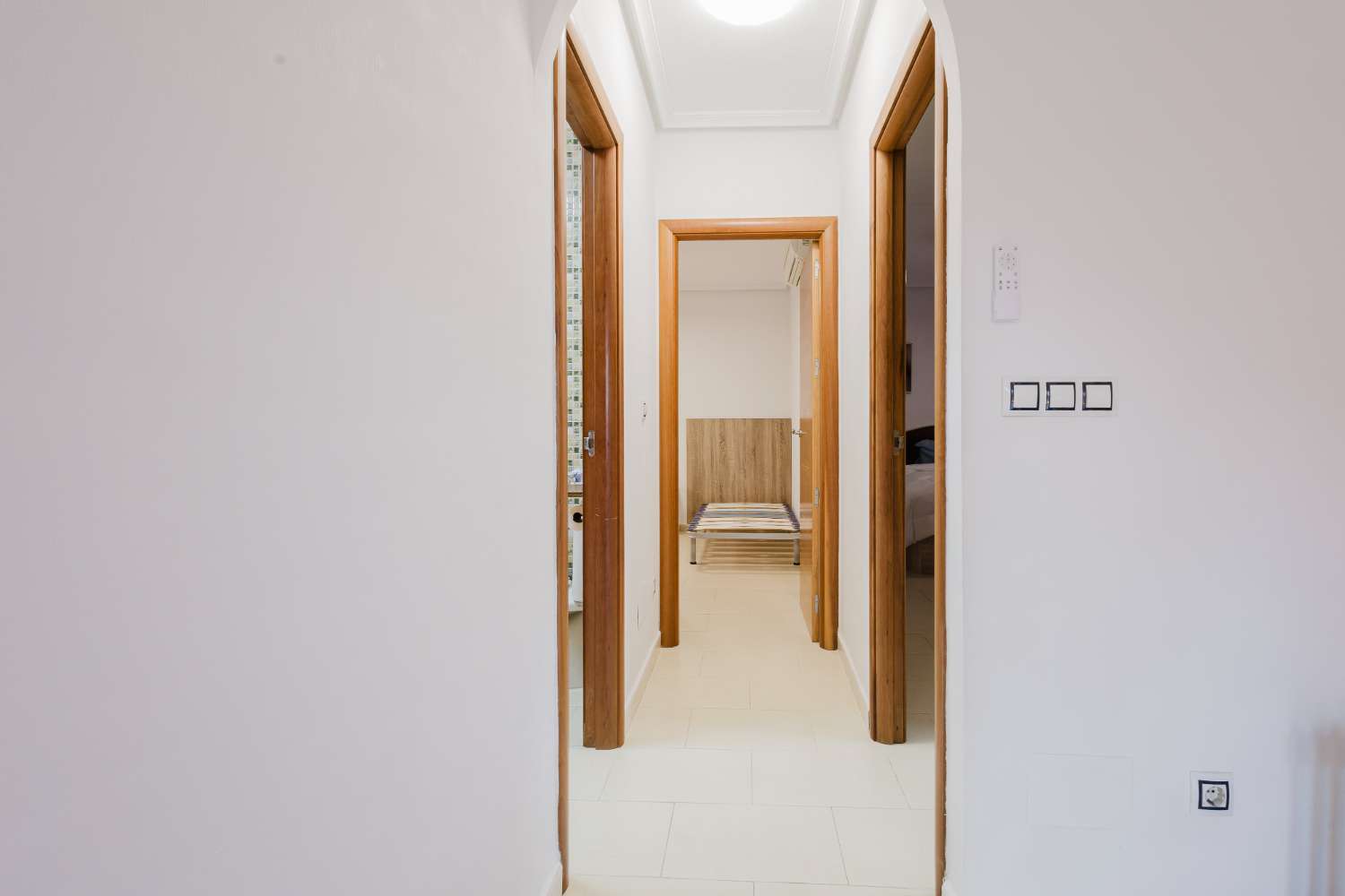 CHALET INDEPENDIENTE CON SOLÁRIUM Y PISCINA EN TORREVIEJA – LISTO PARA ENTRAR A VIVIR