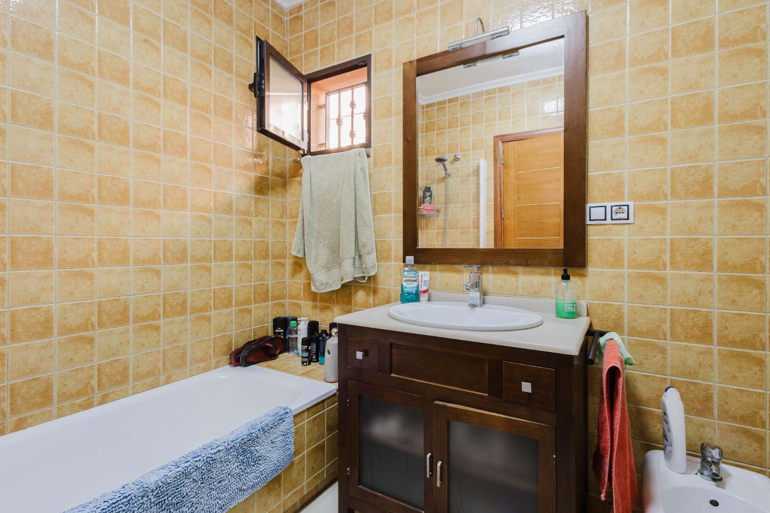 CHALET INDEPENDIENTE CON SOLÁRIUM Y PISCINA EN TORREVIEJA – LISTO PARA ENTRAR A VIVIR