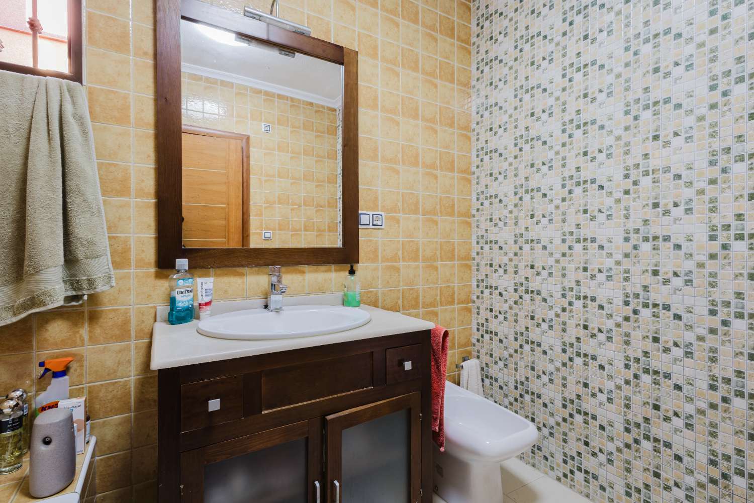 CHALET INDEPENDIENTE CON SOLÁRIUM Y PISCINA EN TORREVIEJA – LISTO PARA ENTRAR A VIVIR