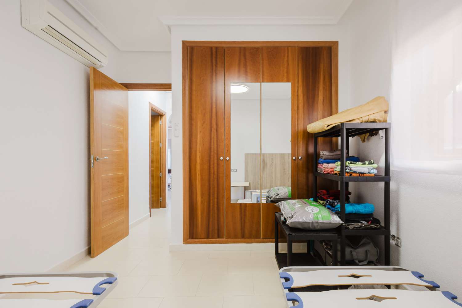 CHALET INDEPENDIENTE CON SOLÁRIUM Y PISCINA EN TORREVIEJA – LISTO PARA ENTRAR A VIVIR