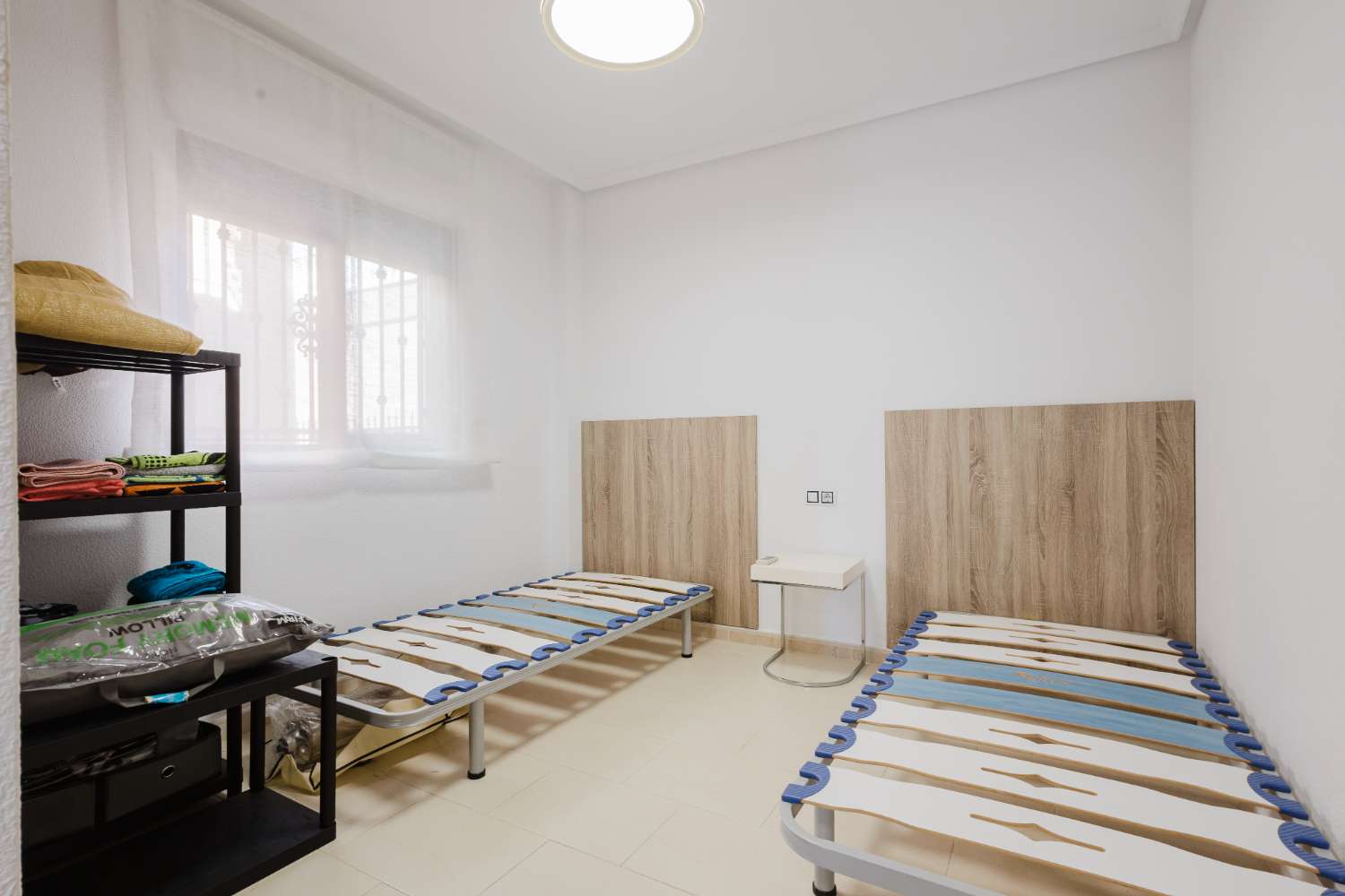 CHALET INDEPENDIENTE CON SOLÁRIUM Y PISCINA EN TORREVIEJA – LISTO PARA ENTRAR A VIVIR