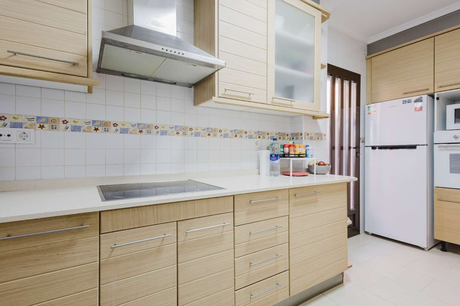 CHALET INDEPENDIENTE CON SOLÁRIUM Y PISCINA EN TORREVIEJA – LISTO PARA ENTRAR A VIVIR