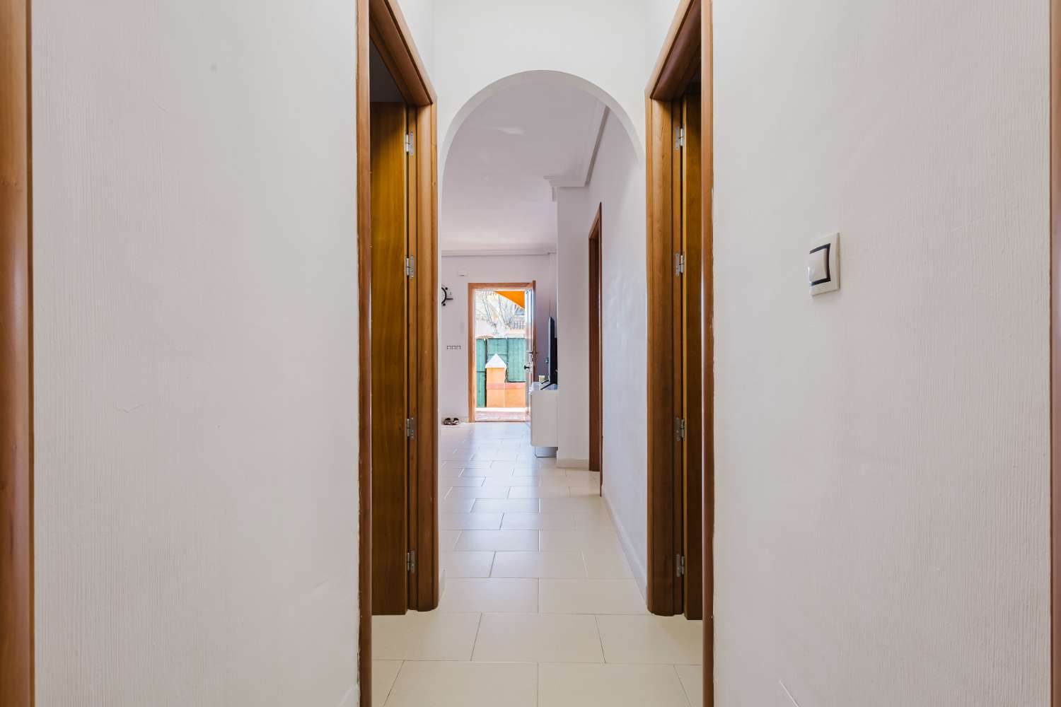 CHALET INDEPENDIENTE CON SOLÁRIUM Y PISCINA EN TORREVIEJA – LISTO PARA ENTRAR A VIVIR