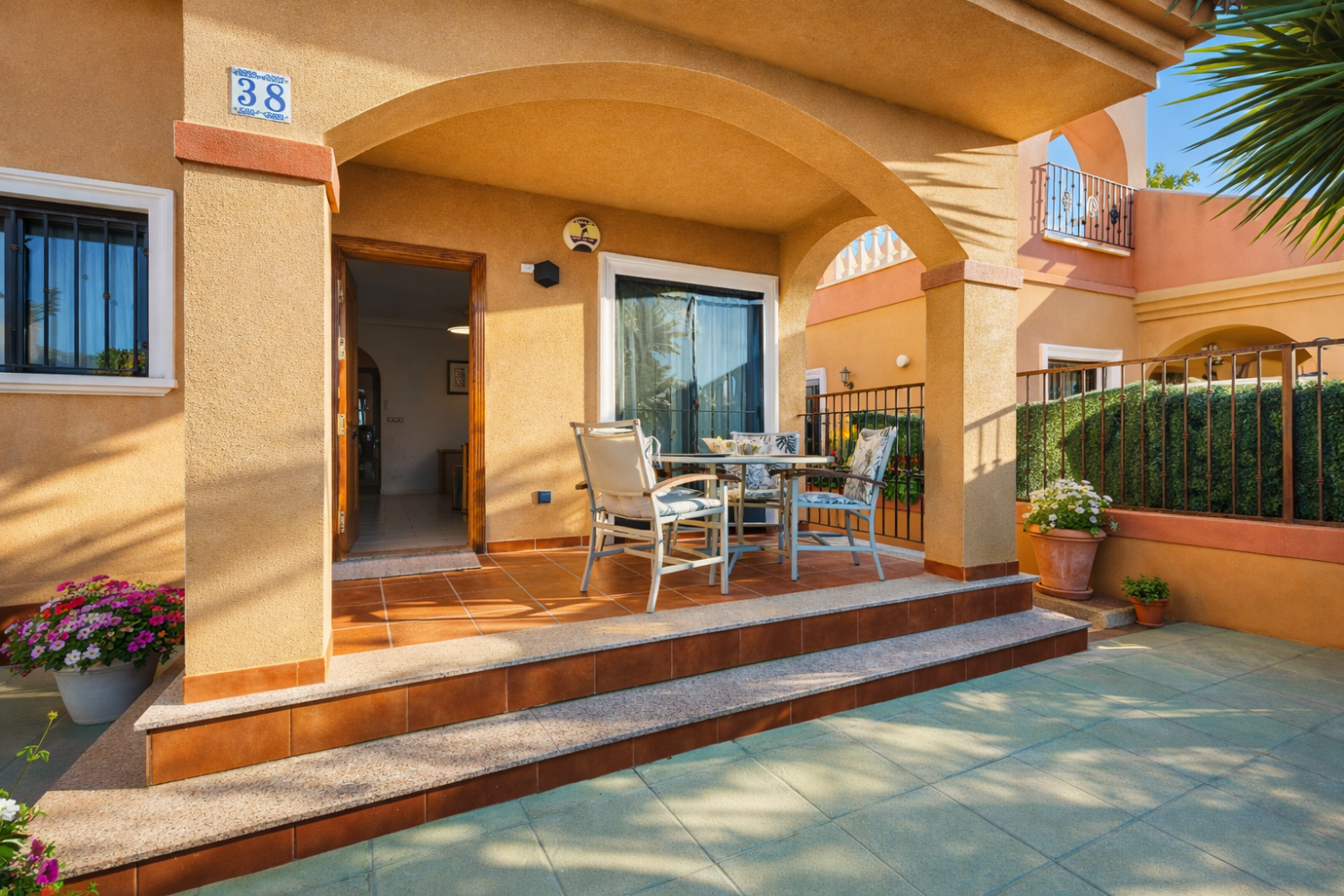 CHALET INDEPENDIENTE CON SOLÁRIUM Y PISCINA EN TORREVIEJA – LISTO PARA ENTRAR A VIVIR