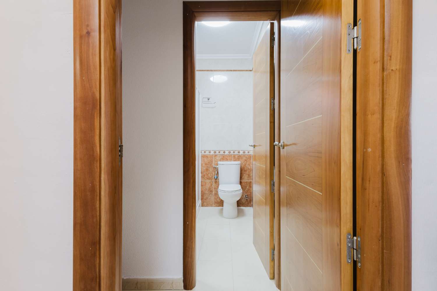 CHALET INDEPENDIENTE CON SOLÁRIUM Y PISCINA EN TORREVIEJA – LISTO PARA ENTRAR A VIVIR