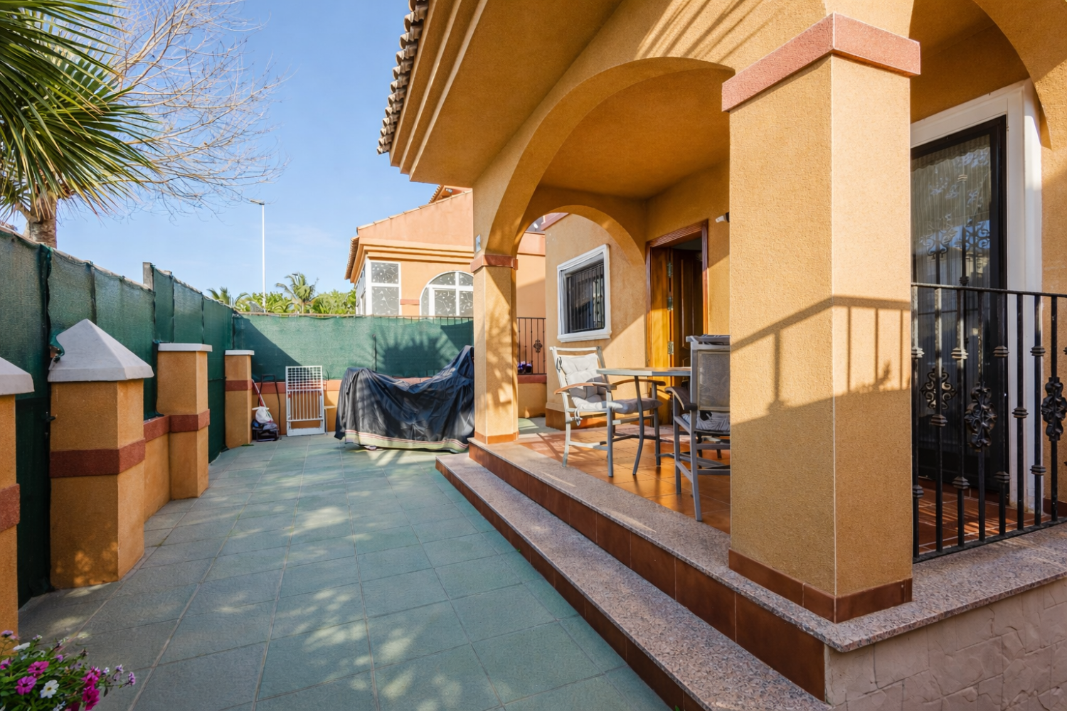 CHALET INDEPENDIENTE CON SOLÁRIUM Y PISCINA EN TORREVIEJA – LISTO PARA ENTRAR A VIVIR