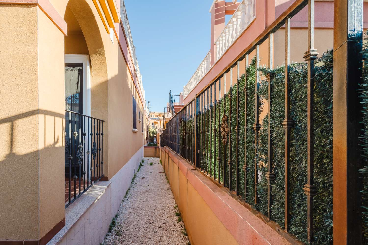 CHALET INDEPENDIENTE CON SOLÁRIUM Y PISCINA EN TORREVIEJA – LISTO PARA ENTRAR A VIVIR