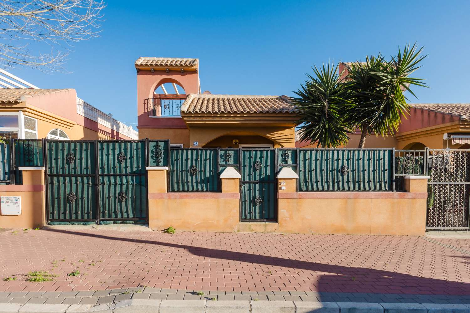 CHALET INDEPENDIENTE CON SOLÁRIUM Y PISCINA EN TORREVIEJA – LISTO PARA ENTRAR A VIVIR