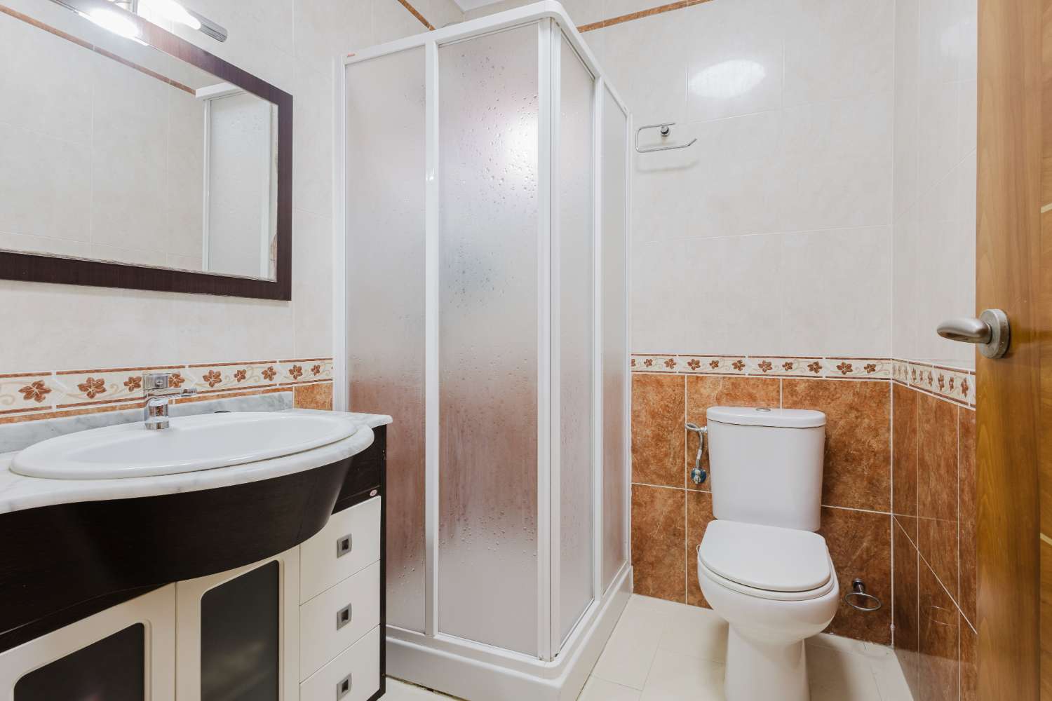 CHALET INDEPENDIENTE CON SOLÁRIUM Y PISCINA EN TORREVIEJA – LISTO PARA ENTRAR A VIVIR