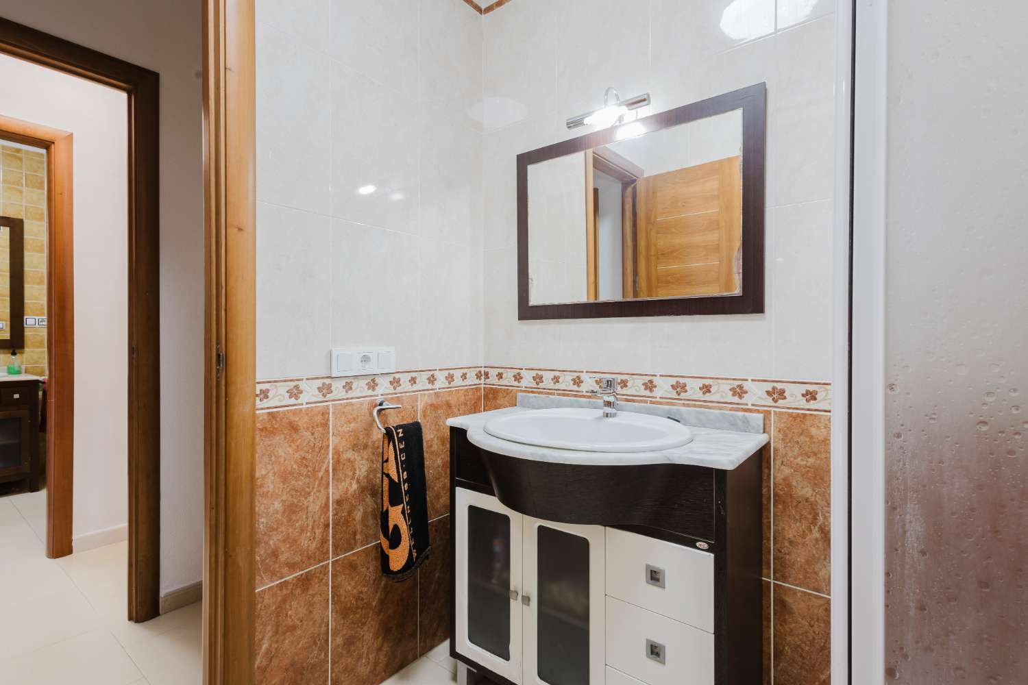 CHALET INDEPENDIENTE CON SOLÁRIUM Y PISCINA EN TORREVIEJA – LISTO PARA ENTRAR A VIVIR