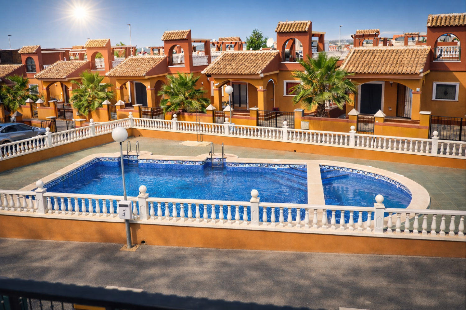 CHALET INDEPENDIENTE CON SOLÁRIUM Y PISCINA EN TORREVIEJA – LISTO PARA ENTRAR A VIVIR