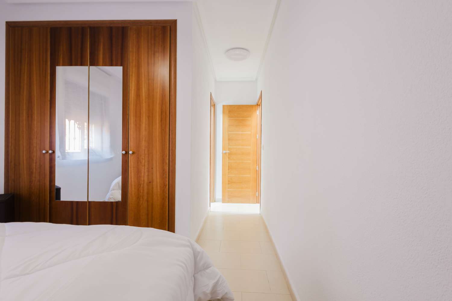 CHALET INDEPENDIENTE CON SOLÁRIUM Y PISCINA EN TORREVIEJA – LISTO PARA ENTRAR A VIVIR