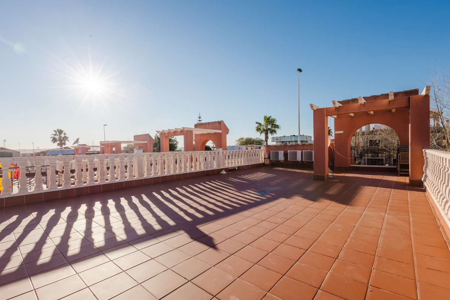 CHALET INDEPENDIENTE CON SOLÁRIUM Y PISCINA EN TORREVIEJA – LISTO PARA ENTRAR A VIVIR