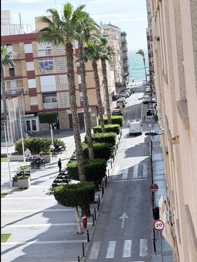 AMPLIO APARTAMENTO A 200 METROS DEL MAR EN TORREVIEJA CON VISTAS AL MEDITERRÁNEO