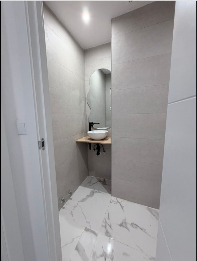 AMPLIO APARTAMENTO A 200 METROS DEL MAR EN TORREVIEJA CON VISTAS AL MEDITERRÁNEO