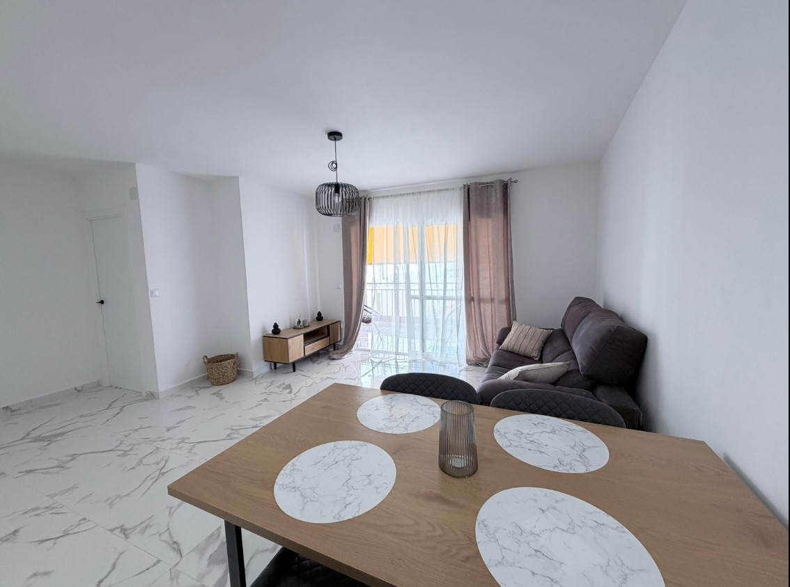 AMPLIO APARTAMENTO A 200 METROS DEL MAR EN TORREVIEJA CON VISTAS AL MEDITERRÁNEO